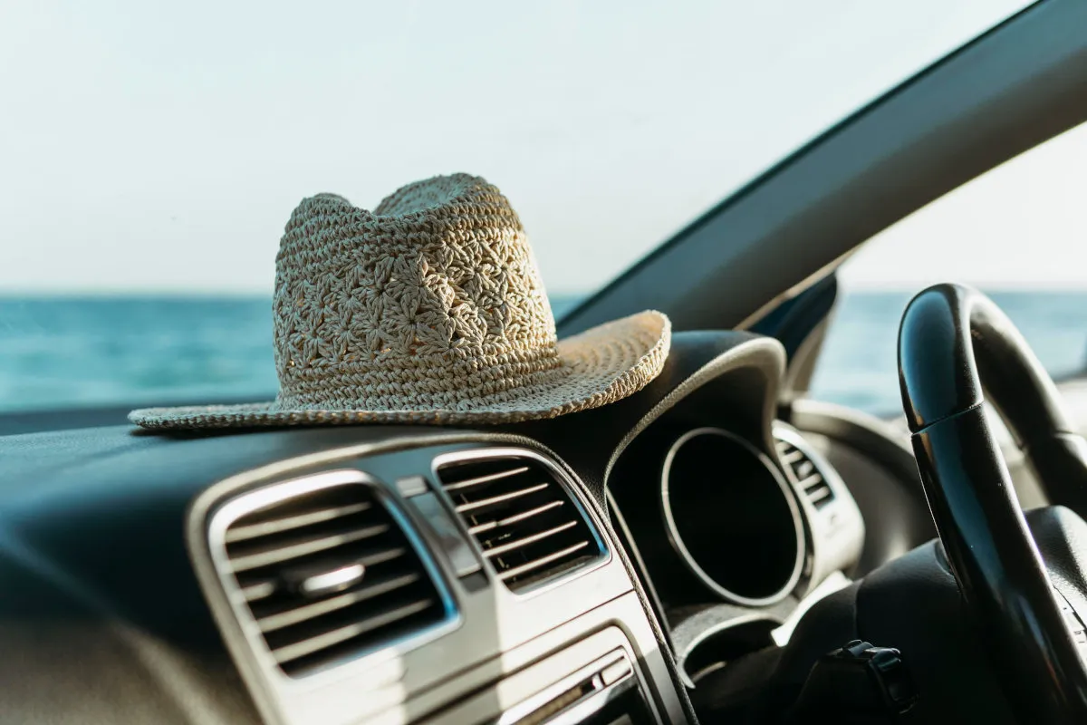 Hat Standing Car Board: Photo by Freepik